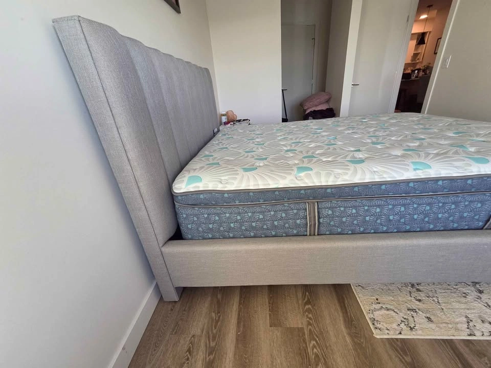 Queen platform bed and mattress - photo 3