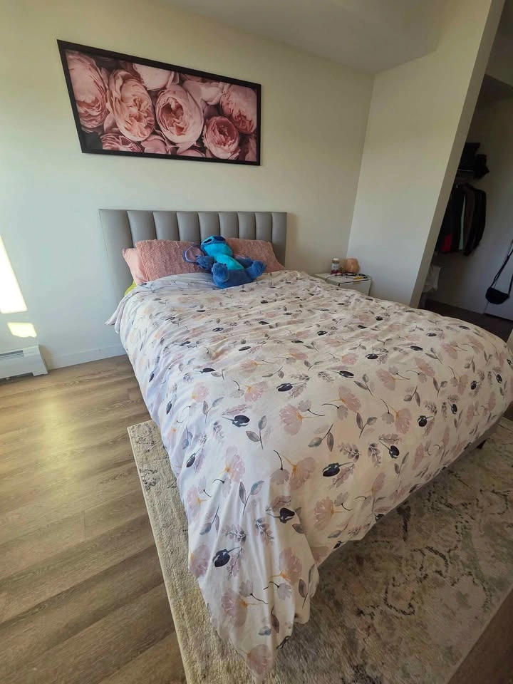 Queen platform bed and mattress - photo 5