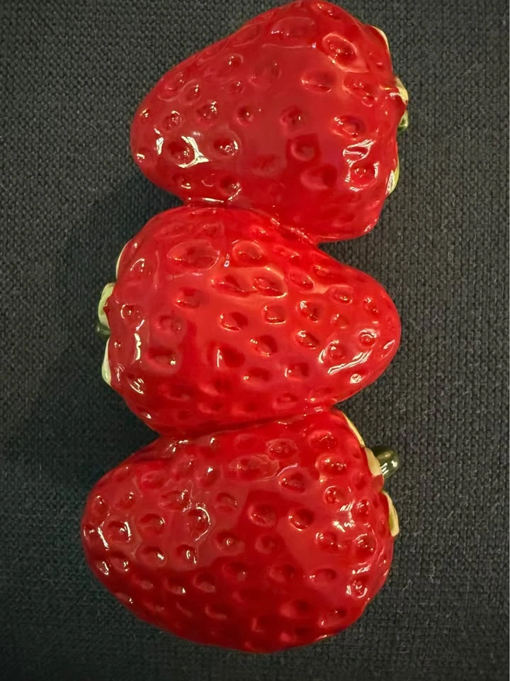 Vintage ceramic strawberry tower vase - photo 2