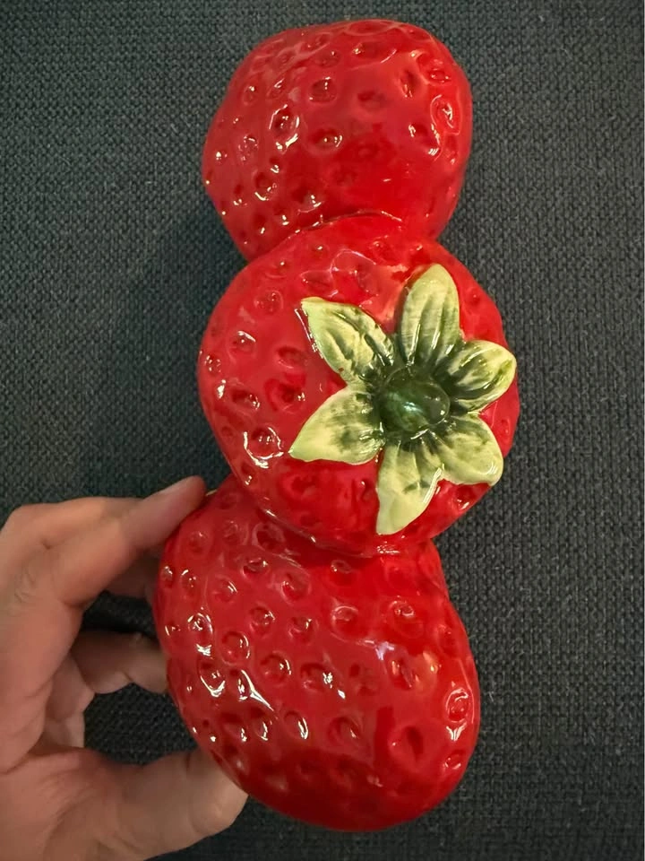 Vintage ceramic strawberry tower vase - photo 3