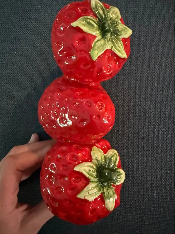 Vintage ceramic strawberry tower vase - photo 4