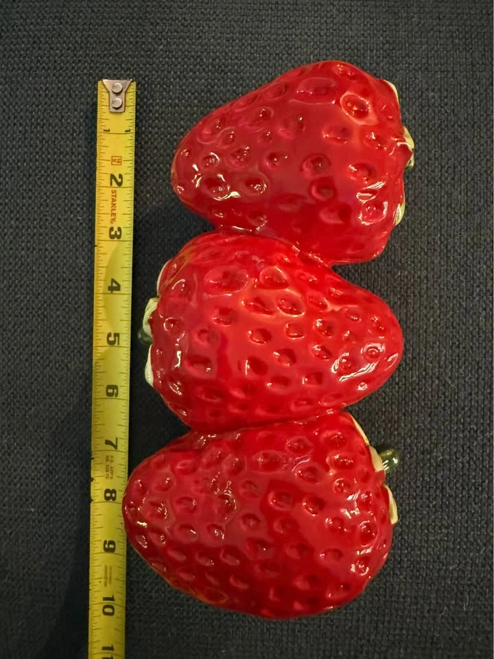 Vintage ceramic strawberry tower vase - photo 5
