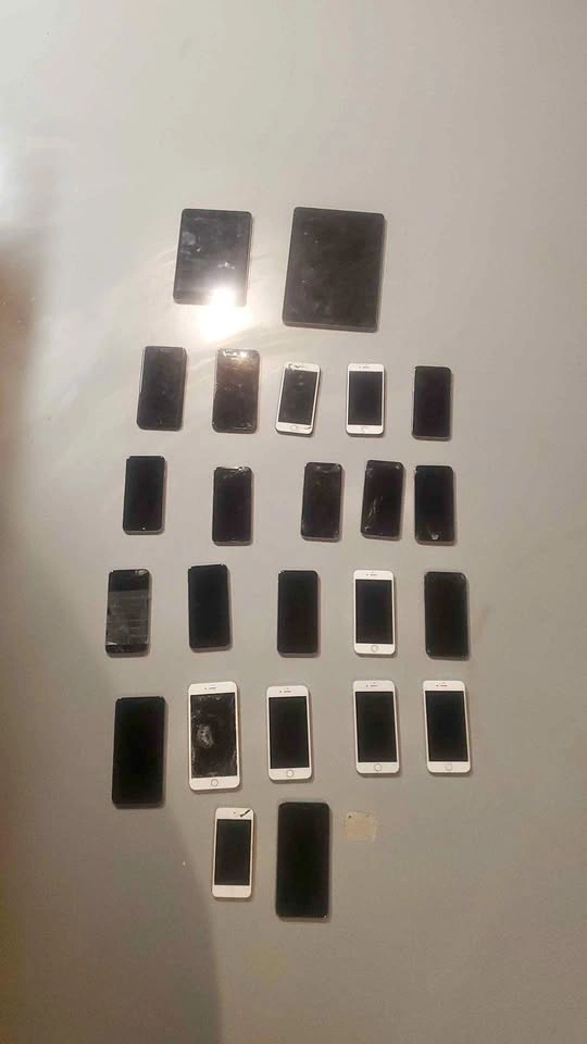 UNTESTED Lot of 24 iPhones and iPads