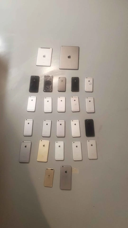 UNTESTED Lot of 24 iPhones and iPads - photo 2