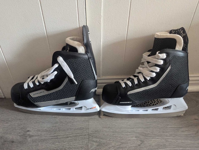 Winnwell AMP 300 Ice Skates (Size 7)