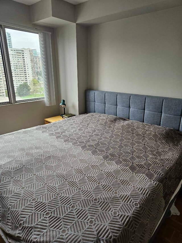 Zinus Upholstered Diamond Stitched Platform Bed - photo 4