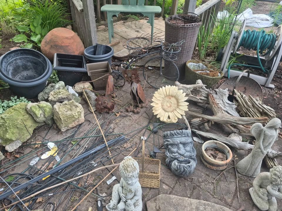 Assorted garden ornaments - photo 3