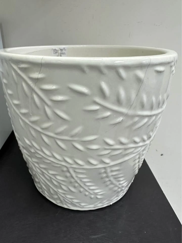 Market Finds White Ceramic Leaf Pattern Planter - photo 3