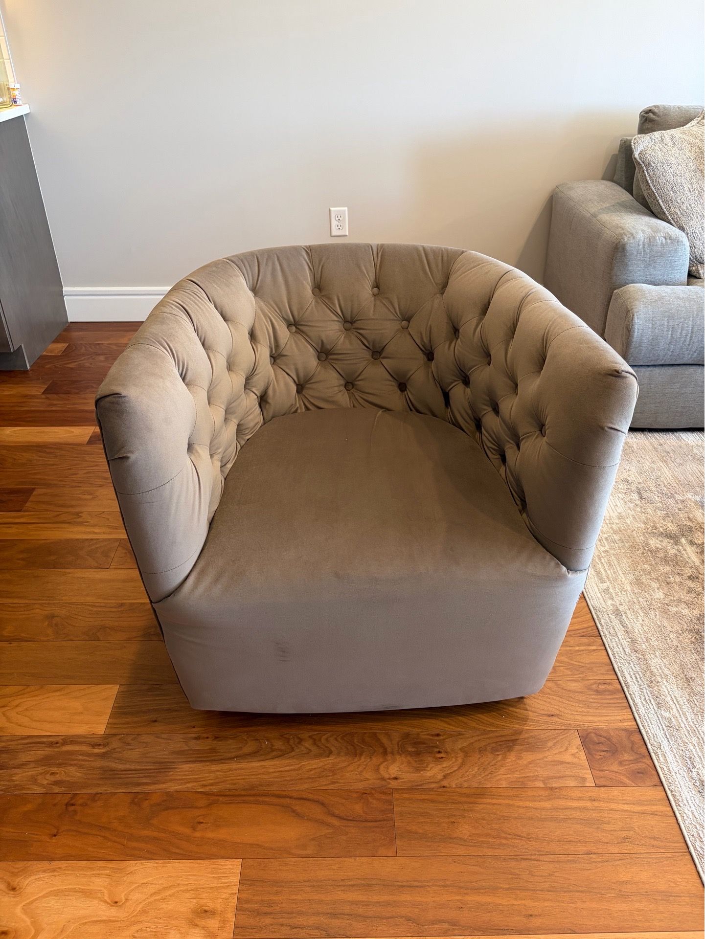 Chair (Accent swivel chair)