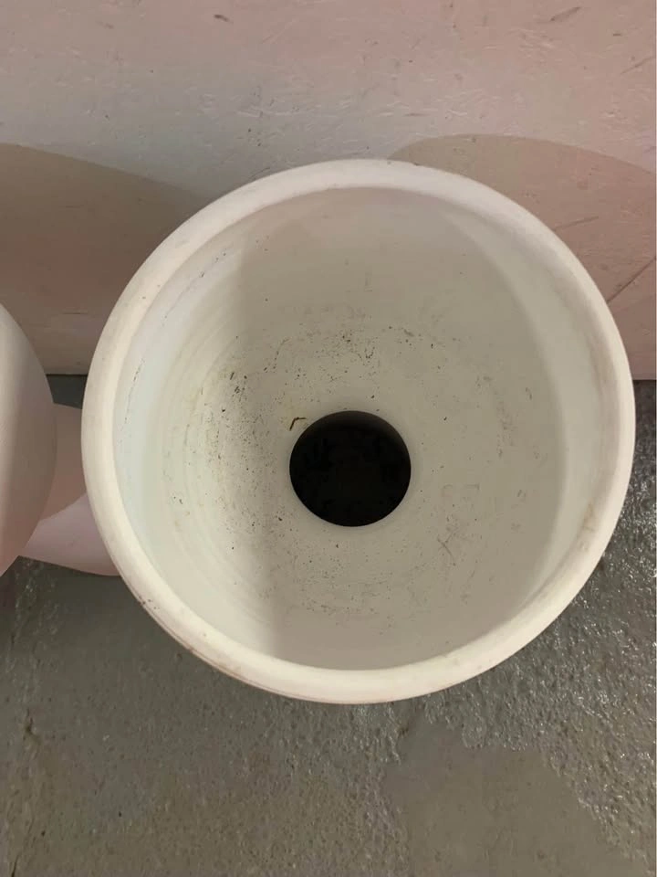 28” tall set of white ceramic planters - photo 3