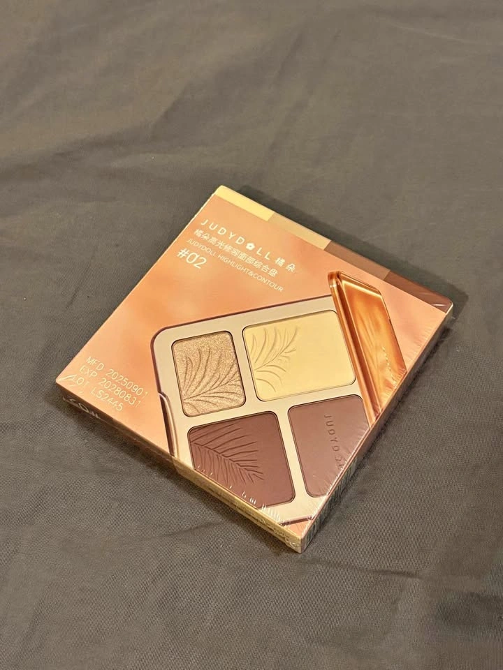 Judy doll highlight and contour palette 02