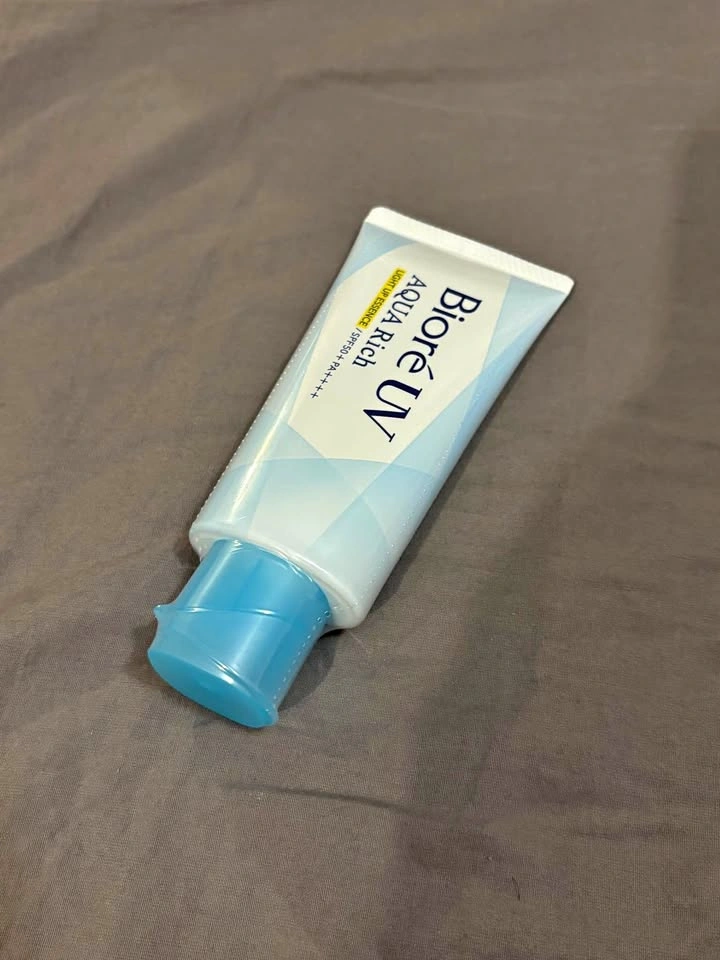 Biore UV Aqua Rich Light Up Essence SPF
