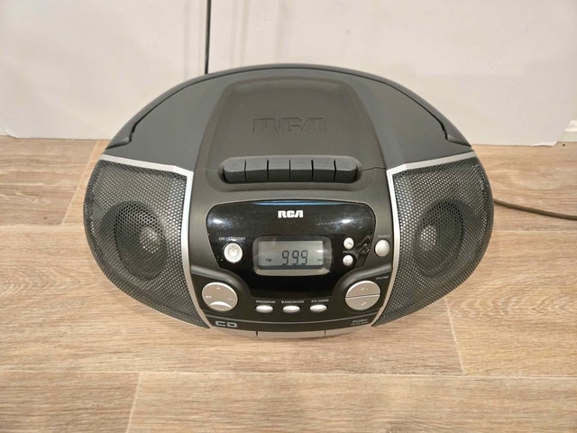 RCA Portable Boombox – CD, Cassette, Radio & Aux - photo 2