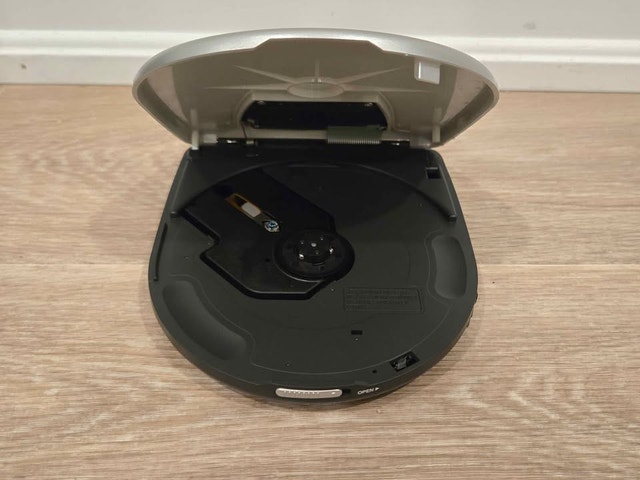 Koss CDP-1945 Portable CD Player & CD Projects Travel Bag - photo 2