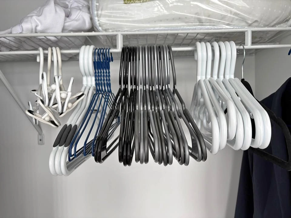 Assorted Hangers (33 count)