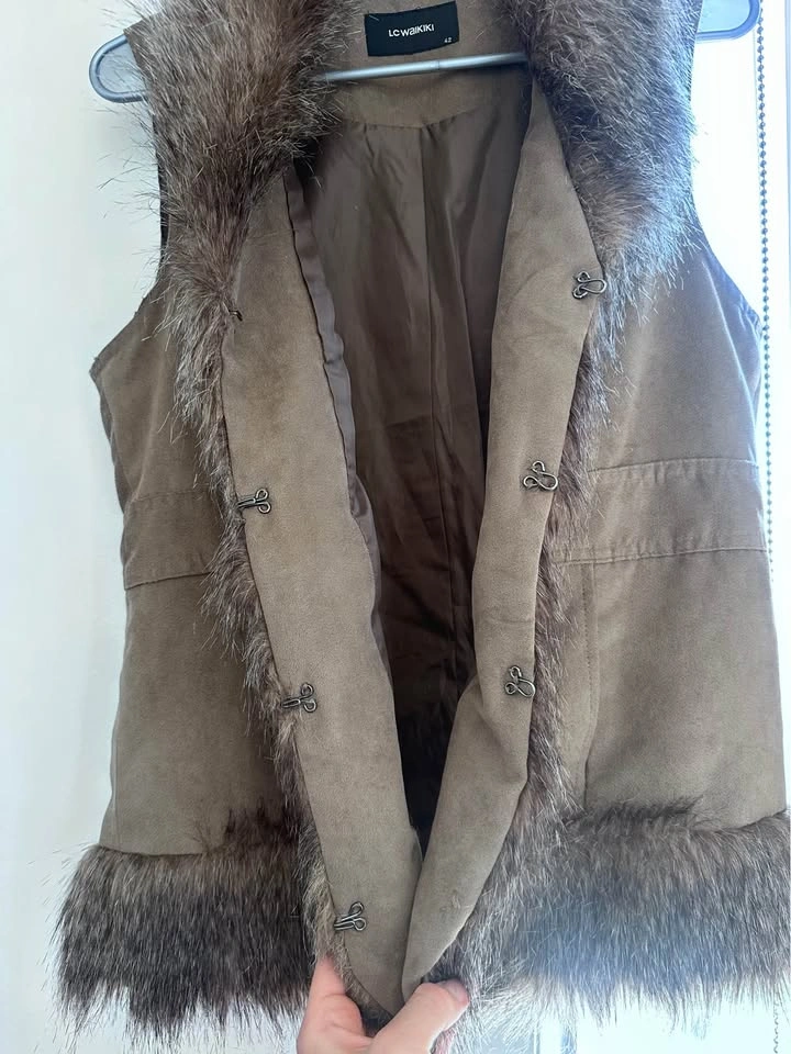 Women’s Faux Fur Trim Vest - photo 3