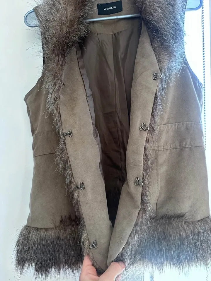 Women’s Faux Fur Trim Vest - photo 3