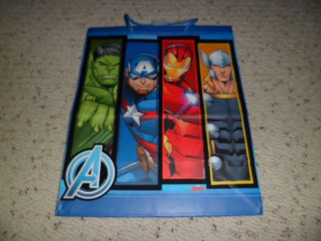 Lot of 4 gift bags Marvel Avengers DC Batman Minions - photo 3