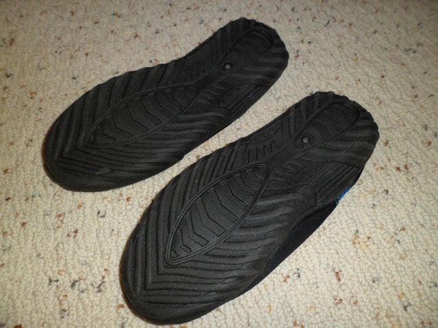Kids water shoes size 4 blue and black - photo 2