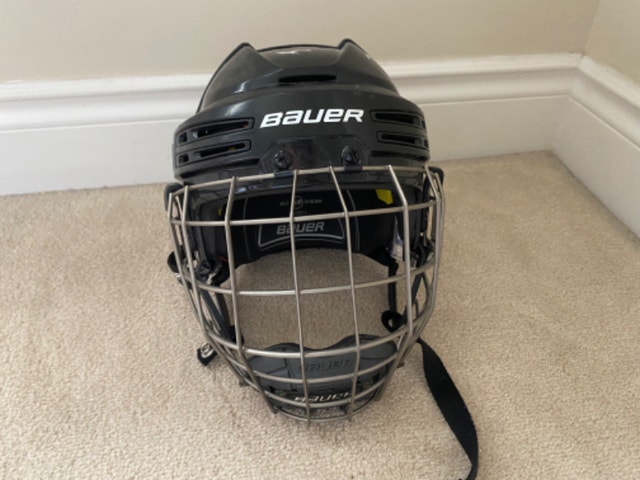 Hockey/skating helmet: Brand- Bauer