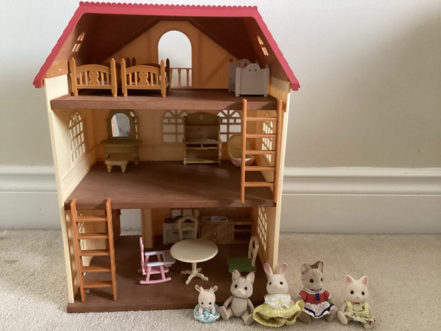 Calico Critters Cedar Terrace Gift Set w Furniture & Characters