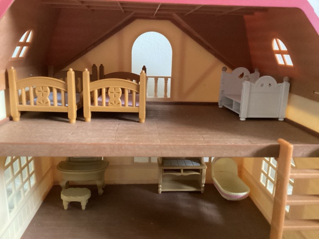 Calico Critters Cedar Terrace Gift Set w Furniture & Characters - photo 2