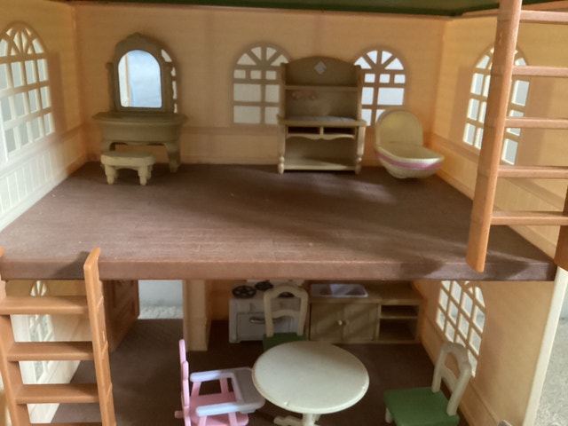 Calico Critters Cedar Terrace Gift Set w Furniture & Characters - photo 3