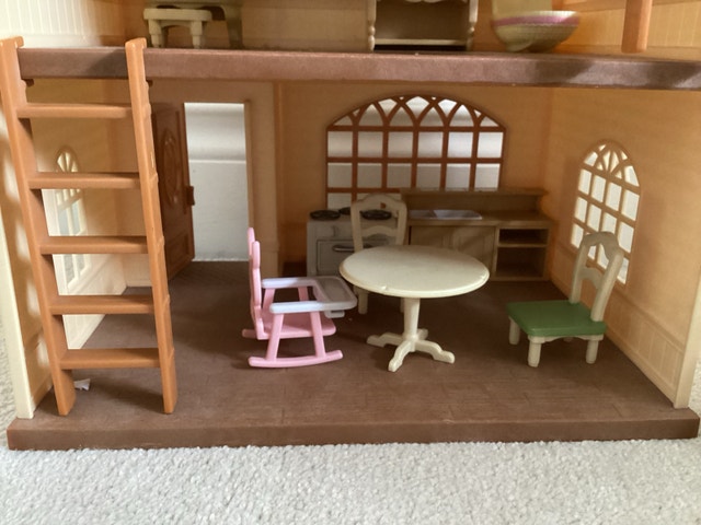 Calico Critters Cedar Terrace Gift Set w Furniture & Characters - photo 4