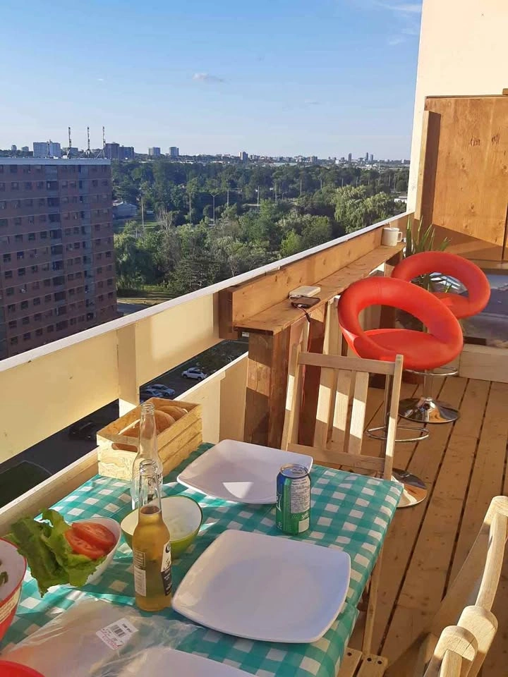 🇨🇦  Balcony deck condominium apartment