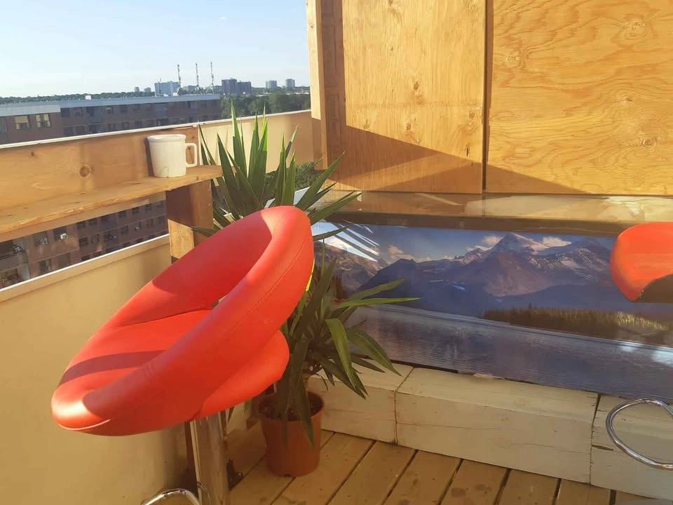 🇨🇦  Balcony deck condominium apartment - photo 2