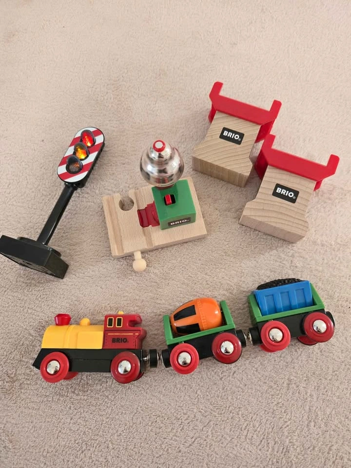 BRIO Battery Train & Accessories
