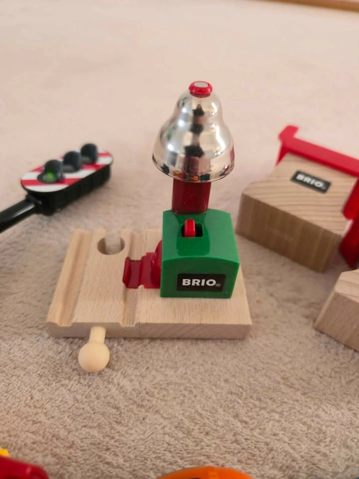 BRIO Battery Train & Accessories - photo 3