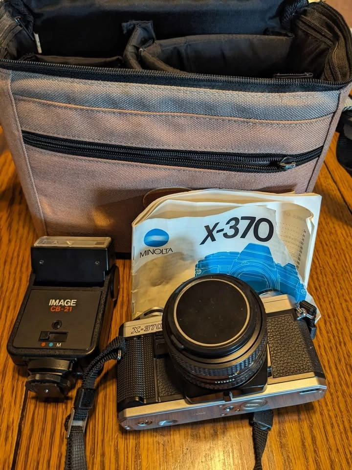 Minolta 35mm SLR camera - photo 2