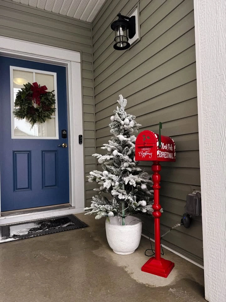 LED Pre-Lit Flocked Pine Potted Tree 4.5 ft - photo 2