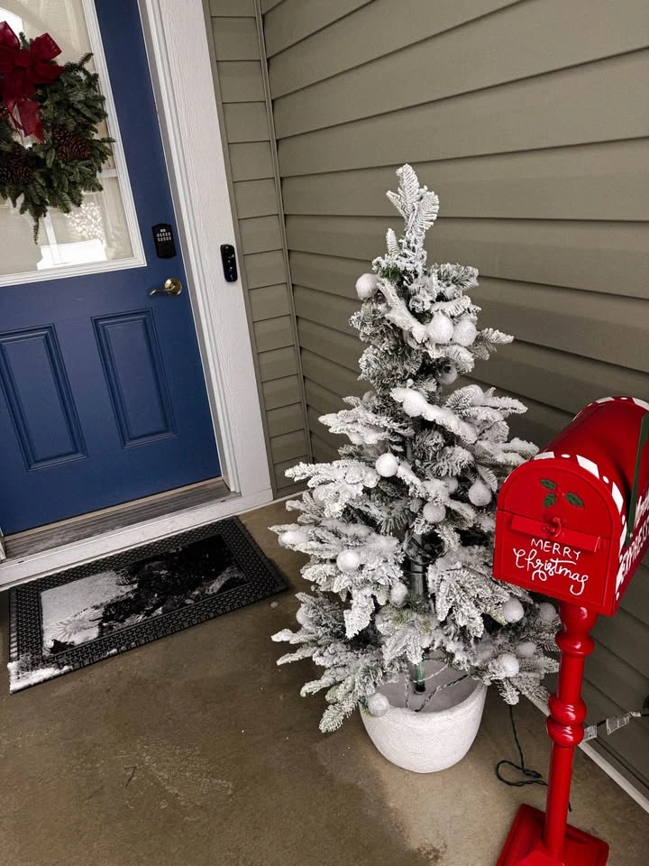 LED Pre-Lit Flocked Pine Potted Tree 4.5 ft - photo 3