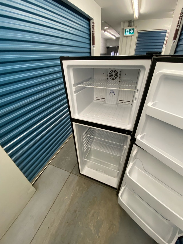 DANBY STAINLESS STEEL FRIDGE - photo 4