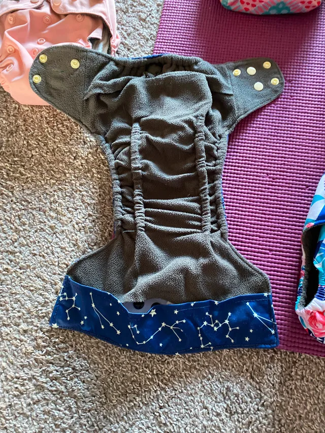 24 All-In-One Cloth Diapers + 2 Diaper Genies image indicator(3)