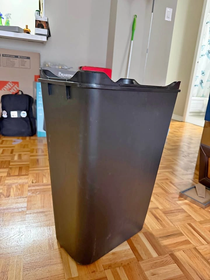 Rubbermaid Swing Top Trash Can
