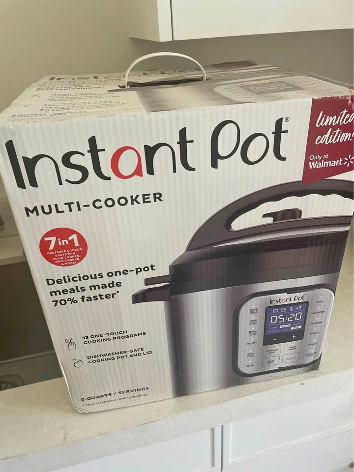 Brand New and Never used 7 in 1 Instant Pot Multi/Cooler