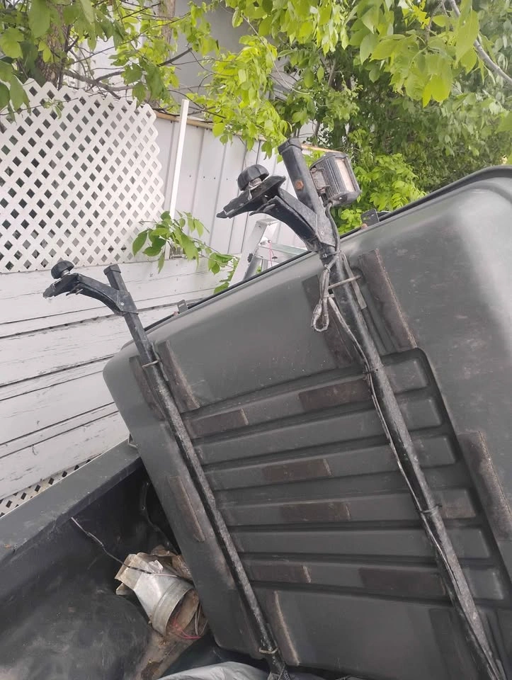 Locking Thule Roof Cargo Box with Roof Racks - photo 2