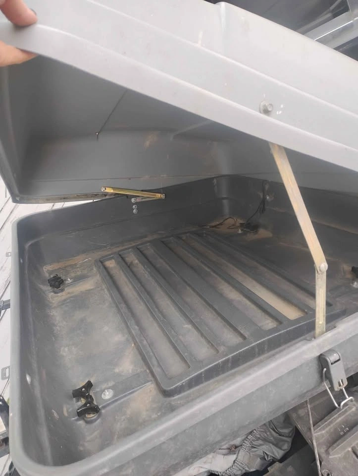 Locking Thule Roof Cargo Box with Roof Racks - photo 4