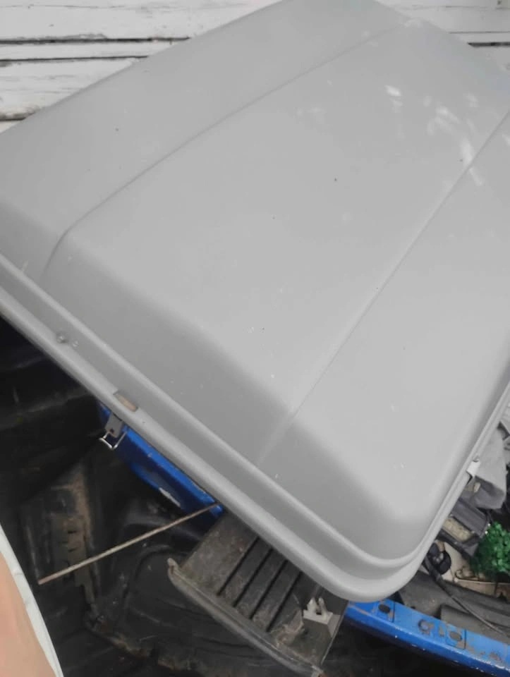 Locking Thule Roof Cargo Box with Roof Racks - photo 5
