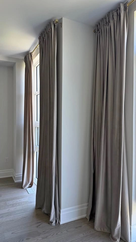 Curtains with free curtain rod