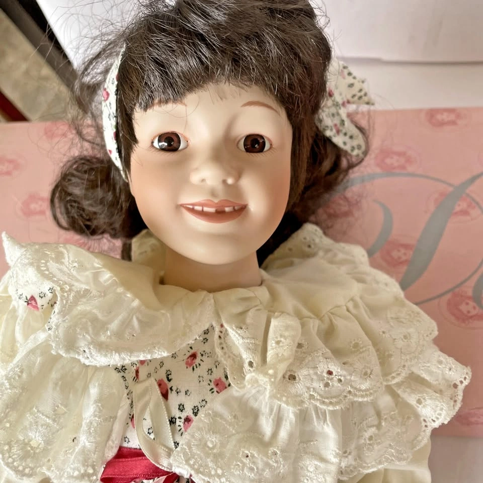 Vintage Design Debut Marybeth Porcelain Doll Limited Edition - photo 2