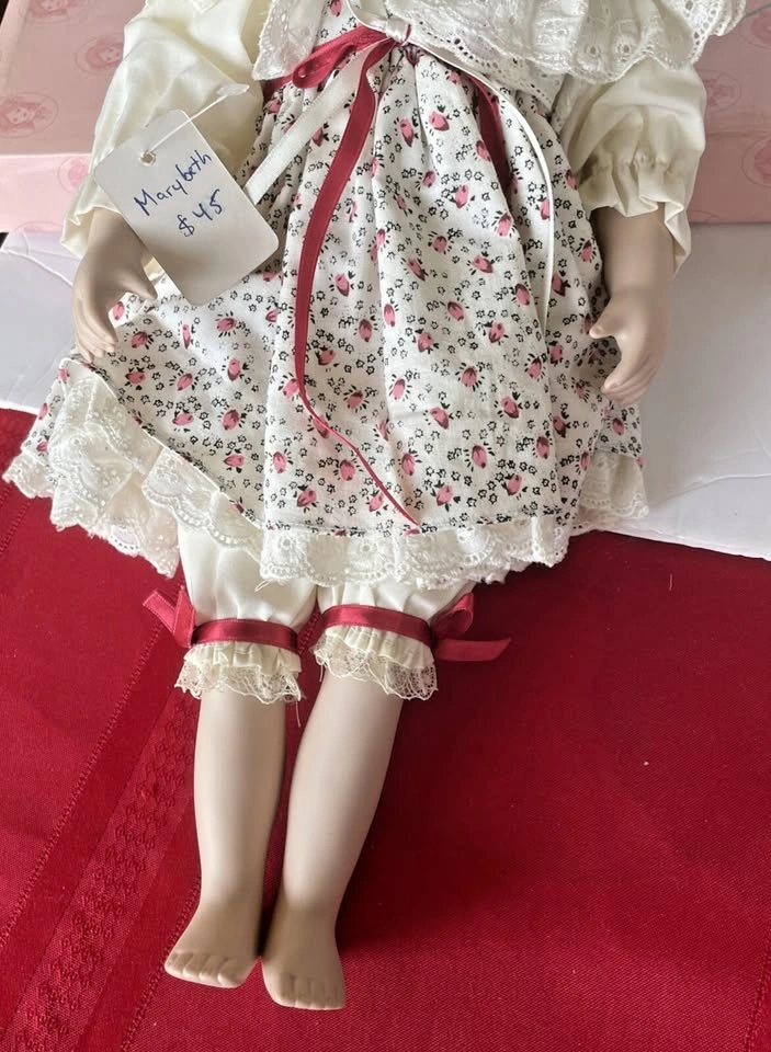 Vintage Design Debut Marybeth Porcelain Doll Limited Edition - photo 3