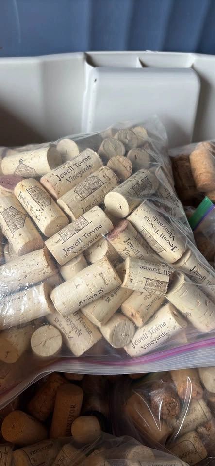 Corks for craft - Rubbermaid bin full - Forest Hill area - photo 2