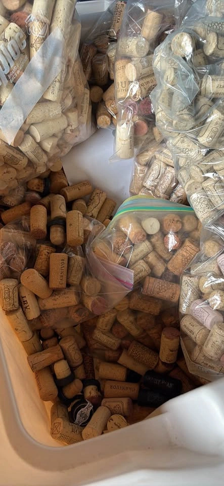 Corks for craft - Rubbermaid bin full - Forest Hill area - photo 3