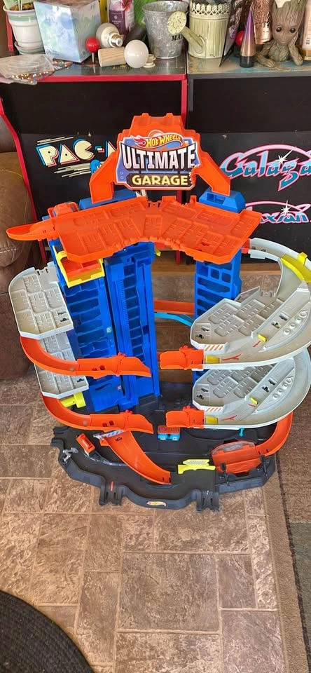 Used Ultimate Hot Wheels garage 3ft tall