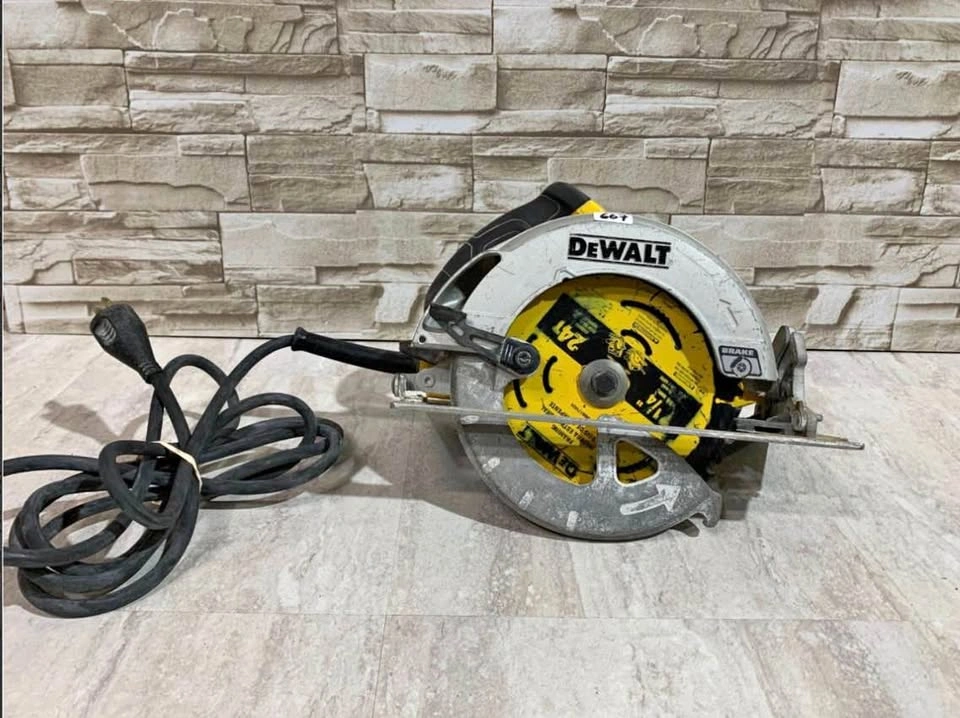 Dewalt DWE575SB 7 1/4 Inch Lightweight Circular Saw w Electric B