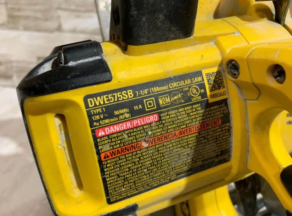 Dewalt DWE575SB 7 1/4 Inch Lightweight Circular Saw w Electric B - photo 2